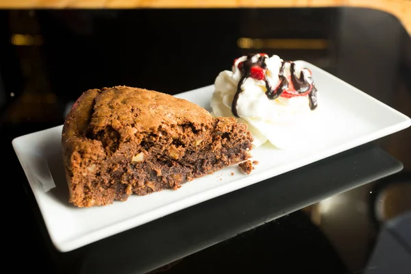 Ένα Brownie Είναι Ένα Μικρό Κέικ Σοκολάτας Χαρακτηριστικό Της Γαστρονομίας — Φωτογραφία Αρχείου