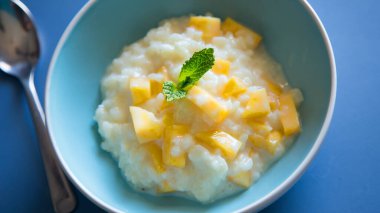 Rice pudding is a typical dessert of the gastronomy of many countries made by slowly cooking rice pudding and sugar.