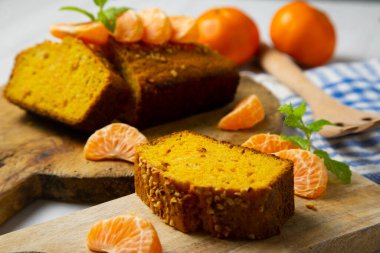 Tangerine cake with fresh fruit.