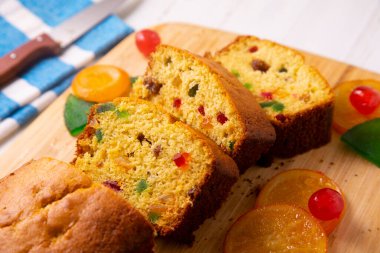 Renkli meyveli Spongecake.
