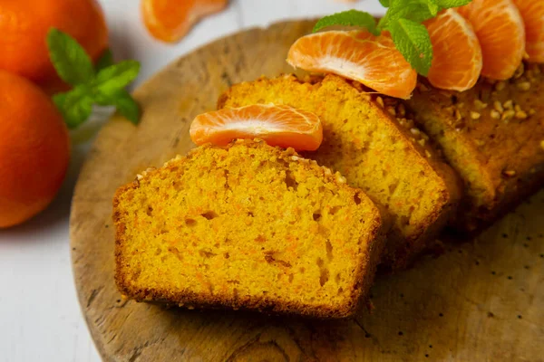 Tangerine cake with fresh fruit.