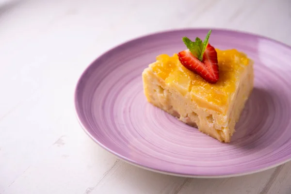 Apple Sponge Cake Wooden Plate — Stock Photo, Image