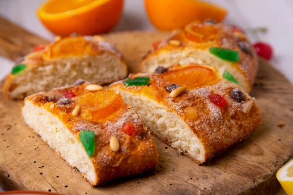 Coca de sant joan. Yazın İspanya 'ya gelişini kutlamak için geleneksel San Juan keki Brioche ekmeği, şekerli meyve ve fındıkla yapılır..