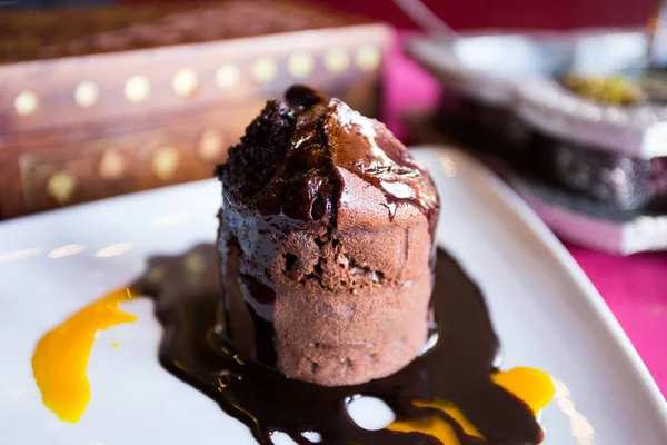 Coulant. Molten chocolate cake is a popular dessert that combines the elements of a flourless chocolate cake and a souffl. Other names used are chocolate lava cake and chocolate volcano.