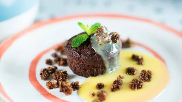 Coulant. Molten chocolate cake is a popular dessert that combines the elements of a flourless chocolate cake and a souffl. Other names used are chocolate lava cake and chocolate volcano.