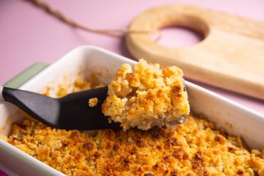 The crumble is a cake with fruits. It is made with various fruits that are covered with a dough of flour, butter and sugar.