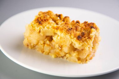 The crumble is a cake with fruits. It is made with various fruits that are covered with a dough of flour, butter and sugar.