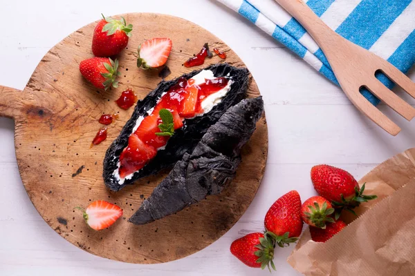Croissant Made Activated Charcoal Vegan Breakfast — Zdjęcie stockowe