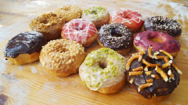 Donut, rosquilla, donut, rosette, rosca, berlin ya da berlin olarak da bilinir, geleneksel olarak domuz yağında kızartılmış tatlı ekmek rulosudur..