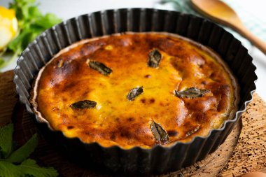 The flao is a pastry made with flour paste filled with cottage cheese or mat, cheese or cream, with different ingredients and shapes depending on the region of origin.