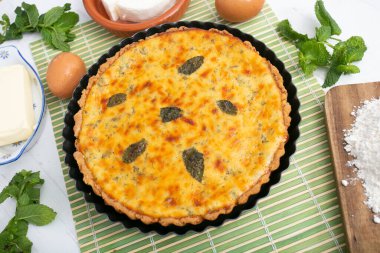 The flao is a pastry made with flour paste filled with cottage cheese or mat, cheese or cream, with different ingredients and shapes depending on the region of origin.