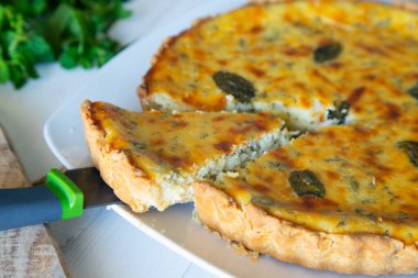 The flao is a pastry made with flour paste filled with cottage cheese or mat, cheese or cream, with different ingredients and shapes depending on the region of origin.