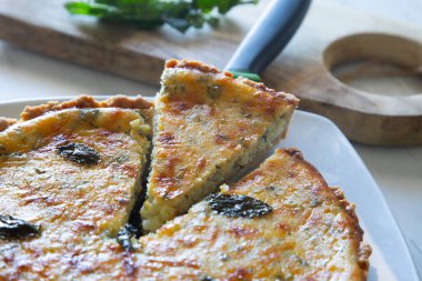 The flao is a pastry made with flour paste filled with cottage cheese or mat, cheese or cream, with different ingredients and shapes depending on the region of origin.