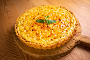 The flao is a pastry made with flour paste filled with cottage cheese or mat, cheese or cream, with different ingredients and shapes depending on the region of origin.