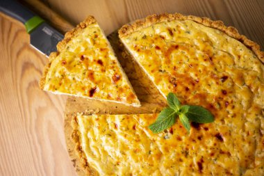 The flao is a pastry made with flour paste filled with cottage cheese or mat, cheese or cream, with different ingredients and shapes depending on the region of origin.