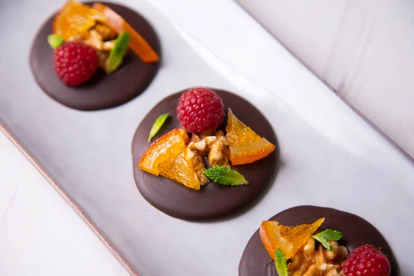 Schokoladendessert Mit Kandierten Orangen Himbeeren Und Nüssen — Stockfoto
