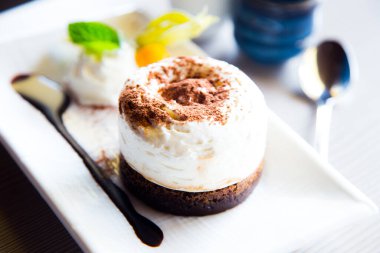 Chocolate cream mousse is a dessert of French origin, whose base is egg white mounted until stiff, or whipped milk cream, which give it a spongy consistency.
