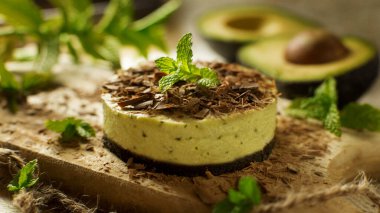 Avocado mousse is a dessert of French origin, whose base is egg white mounted until stiff, or whipped milk cream, which give it a spongy consistency.