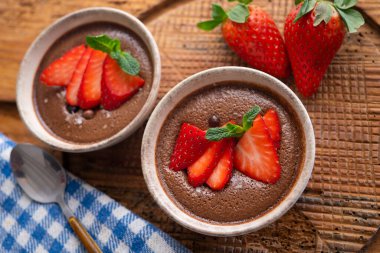 Chocolate mousse is a dessert of French origin, whose base is egg white mounted until stiff, or whipped milk cream, which give it a spongy consistency.