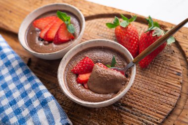 Chocolate mousse is a dessert of French origin, whose base is egg white mounted until stiff, or whipped milk cream, which give it a spongy consistency.