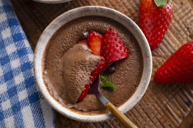 Chocolate mousse is a dessert of French origin, whose base is egg white mounted until stiff, or whipped milk cream, which give it a spongy consistency.