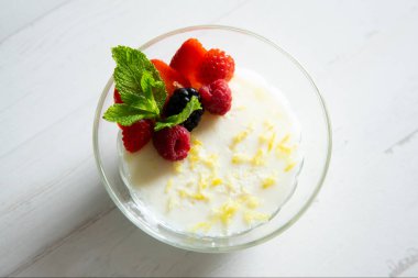 Cheesecake mousse is a dessert of French origin, whose base is egg white mounted until stiff, or whipped milk cream, which give it a spongy consistency.