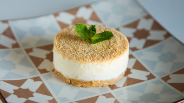 Cheesecake mousse is a dessert of French origin, whose base is egg white mounted until stiff, or whipped milk cream, which give it a spongy consistency.