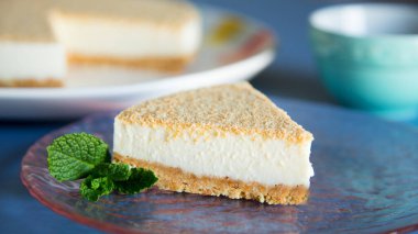 Cheesecake mousse is a dessert of French origin, whose base is egg white mounted until stiff, or whipped milk cream, which give it a spongy consistency.