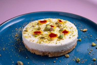 Cheesecake mousse is a dessert of French origin, whose base is egg white mounted until stiff, or whipped milk cream, which give it a spongy consistency.