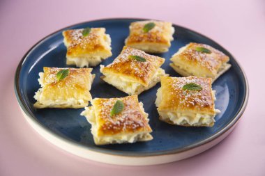 The Miguelitos de La Roda are little cakes made with puff pastry and pastry cream.