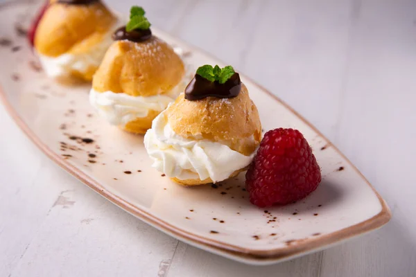 The profiteroles or petiss are balls made with choux pastry that are filled with various ingredients depending on the regions of the world where they are made.