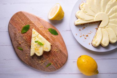 Lemon cake and yogurt with a biscuit base.