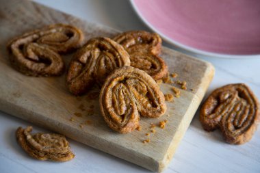 The palmera, palmerita, oreja, orejita, palmita or puff pastry heart is a specialty of sweet confectionery probably of French origin called in French, palmier