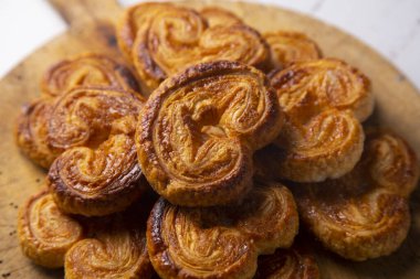 The palmera, palmerita, oreja, orejita, palmita or puff pastry heart is a specialty of sweet confectionery probably of French origin called in French, palmier
