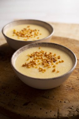 Custard is a dairy dessert that is widespread in Spanish gastronomy. It is a cream made with milk, egg yolks, sugar and aromas such as vanilla or lemon.