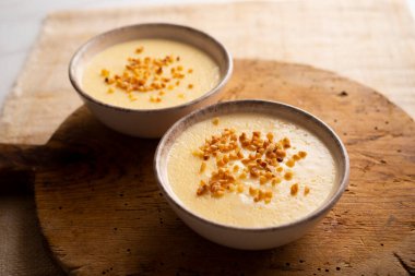 Custard is a dairy dessert that is widespread in Spanish gastronomy. It is a cream made with milk, egg yolks, sugar and aromas such as vanilla or lemon.