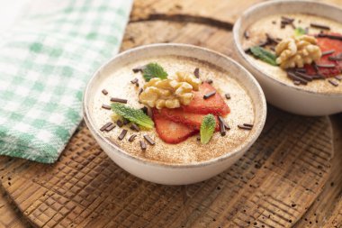 Custard is a dairy dessert that is widespread in Spanish gastronomy. It is a cream made with milk, egg yolks, sugar and aromas such as vanilla or lemon.