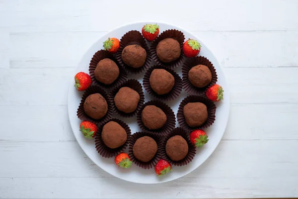 Premium Kwaliteit Chocolade Truffels Met Aardbeien — Stockfoto