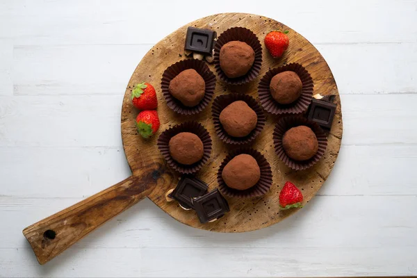 Hochwertige Schokoladentrüffel Mit Erdbeeren — Stockfoto