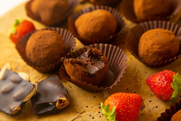 Prvotřídní Čokoládové Lanýže Jahodami — Stock fotografie