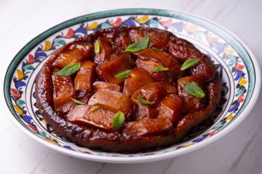 Papaya tarte tatin. Özelliği, ters çevrilmiş bir pasta olmasıdır, yani, hazırlanması için meyveler aşağı konur ve hamurlar üste konur..