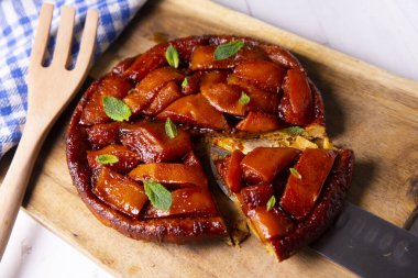 Papaya tarte tatin. Özelliği, ters çevrilmiş bir pasta olmasıdır, yani, hazırlanması için meyveler aşağı konur ve hamurlar üste konur..