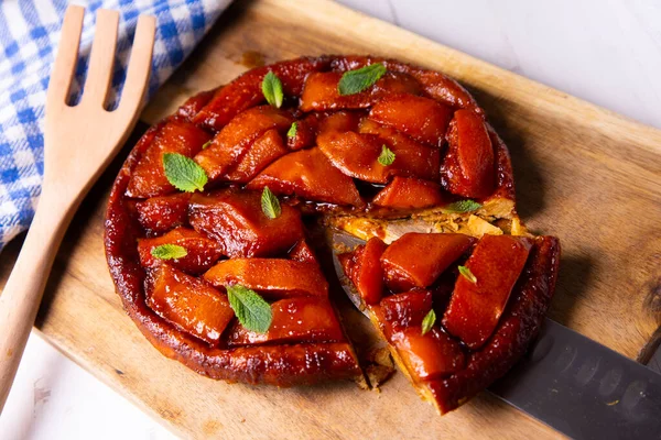 Papaya tarte tatin. Özelliği, ters çevrilmiş bir pasta olmasıdır, yani, hazırlanması için meyveler aşağı konur ve hamurlar üste konur..