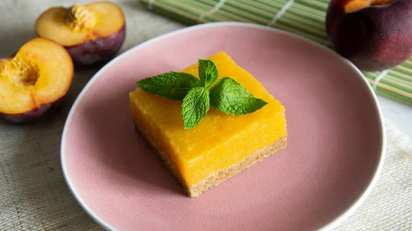 Torta Pesche Fatta Con Una Ricetta Con Yogurt Frutta Fresca — Foto Stock
