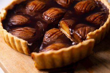 Pear tart with caramel and mascarpone cheese