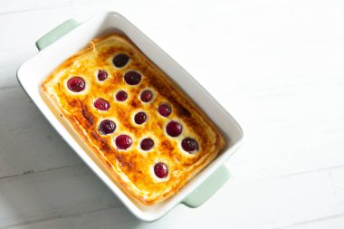 Cheesecake with ricotta and cherries.