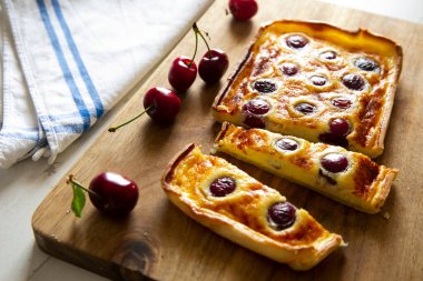 Cheesecake with ricotta and cherries.