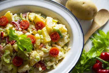 Patates salatası, kereviz, kiraz domatesleri ve mayonez..