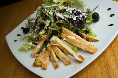 Sezar salatası, limon suyu, zeytin yağı, yumurta, Worcestershire sosu, ançüez, sarımsak, Dijon hardalı, parmesan peyniri ve karabiberli tavuk salatasıdır..