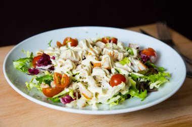 Sezar salatası, limon suyu, zeytin yağı, yumurta, Worcestershire sosu, ançüez, sarımsak, Dijon hardalı, parmesan peyniri ve karabiberli tavuk salatasıdır..